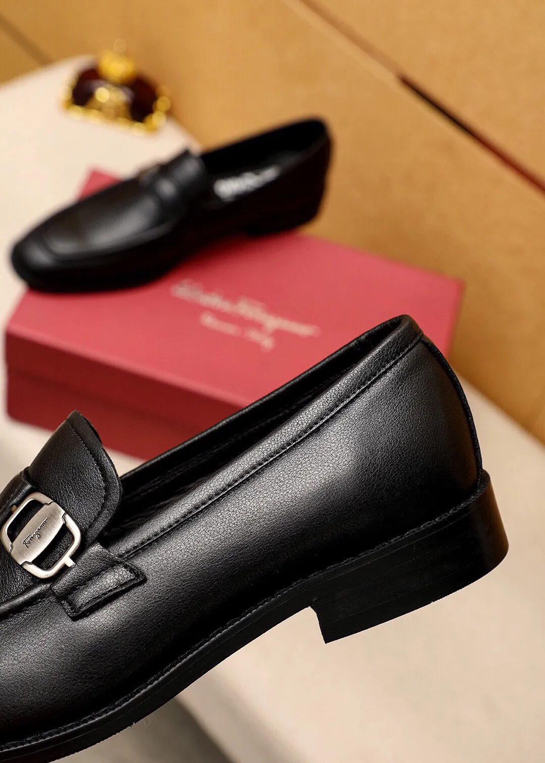 Men's shoes 💰400 💐 Product trademark: Ferragamo "Ferragamo" casual leather shoes Regular size: 39-44 (38.45.46🉑️customized) Product materials: Selected imported calfskin upper + classic hardware buckle, imported pig leather lining. Strong three-dimensional visual effect, non-slip and wear-resistant combination outsole Color: 1⃣️color optional